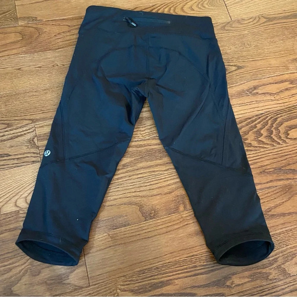 Lululemon women’s black running jogging capris in size  4 - Picture 2 of 5